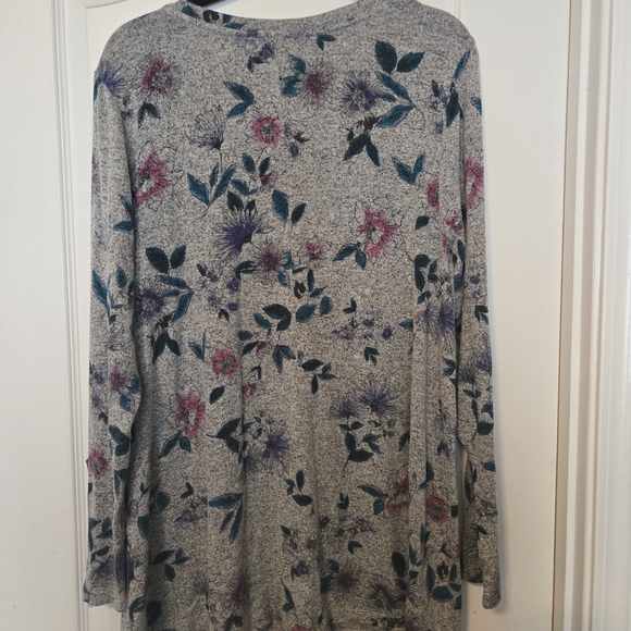 Lane Bryant Gray Floral Long Sleeve V-Neck Tee - Picture 2 of 4